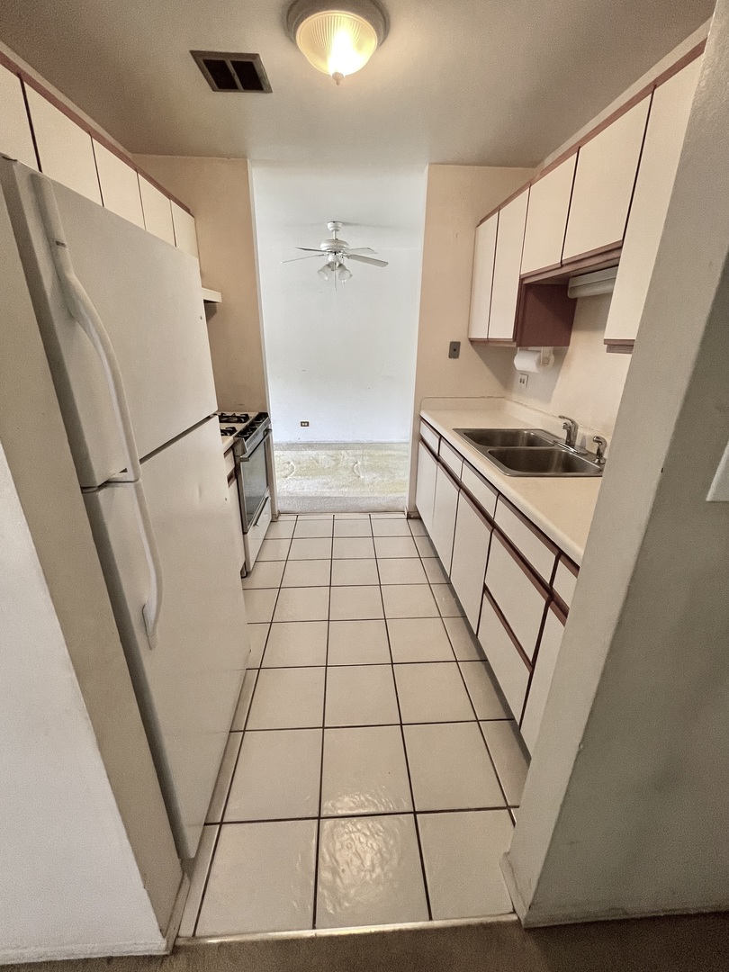 13 Kingery Quarter #106B, Willowbrook, IL 60527