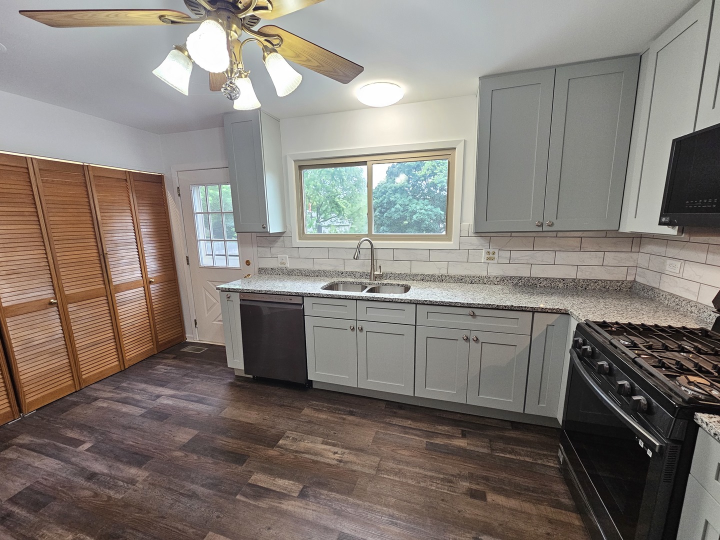 571 White Birch Road, Lindenhurst, IL 60046