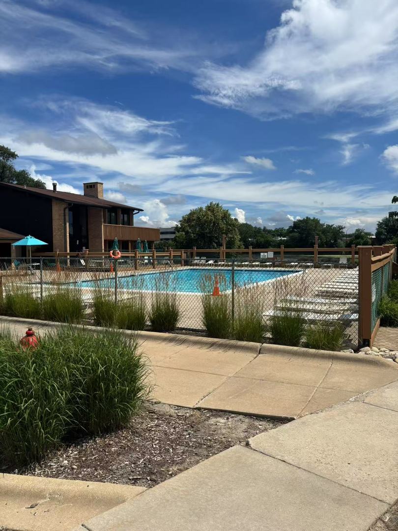 Willowbrook, IL 60527