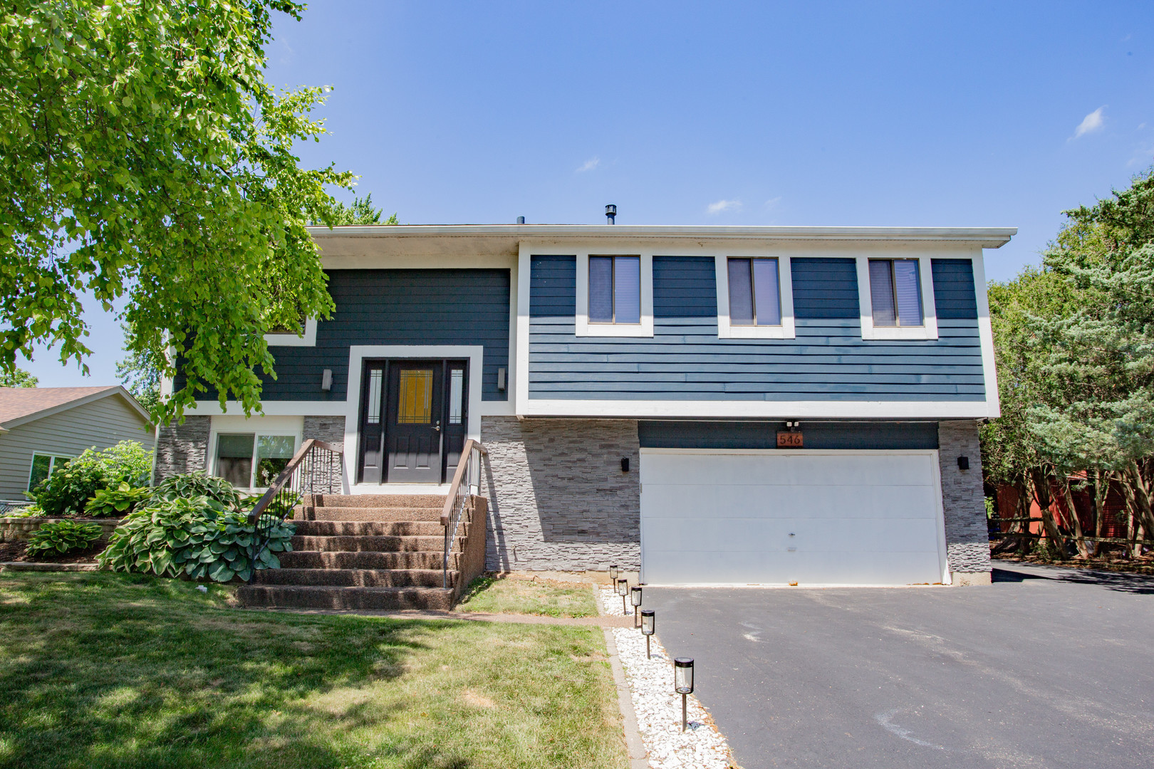 546 Whispering Pines Road, Lindenhurst, IL 60046