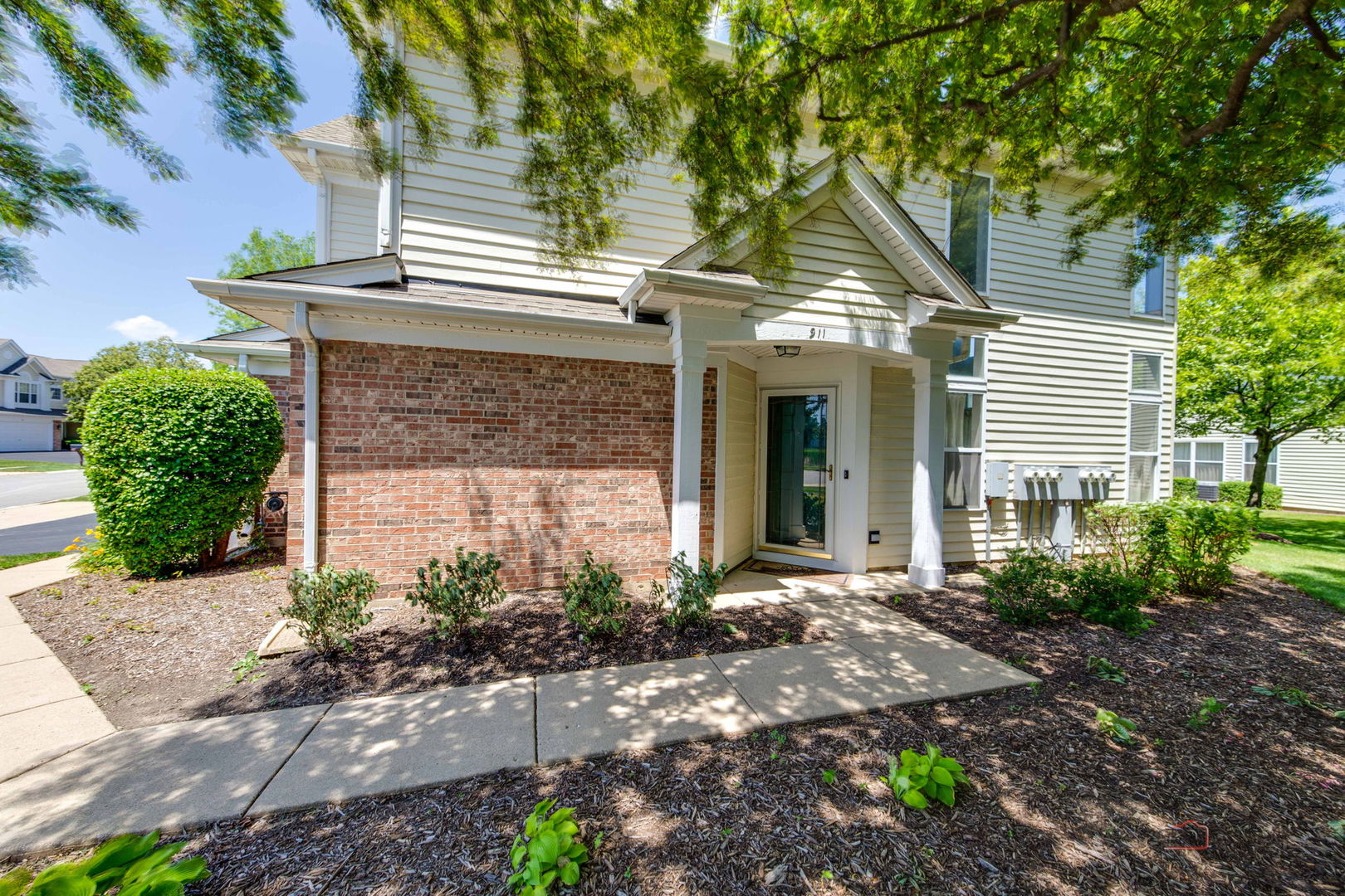 911 Waterford Lane, Elk Grove Village, IL 60007