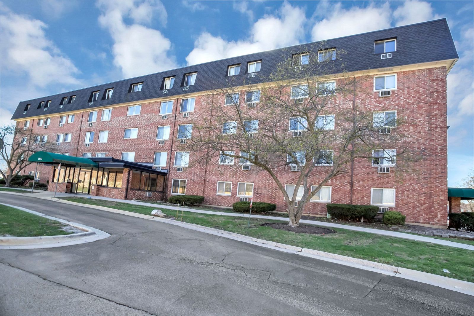 5011 VALLEY Lane #201, Streamwood, IL 60107
