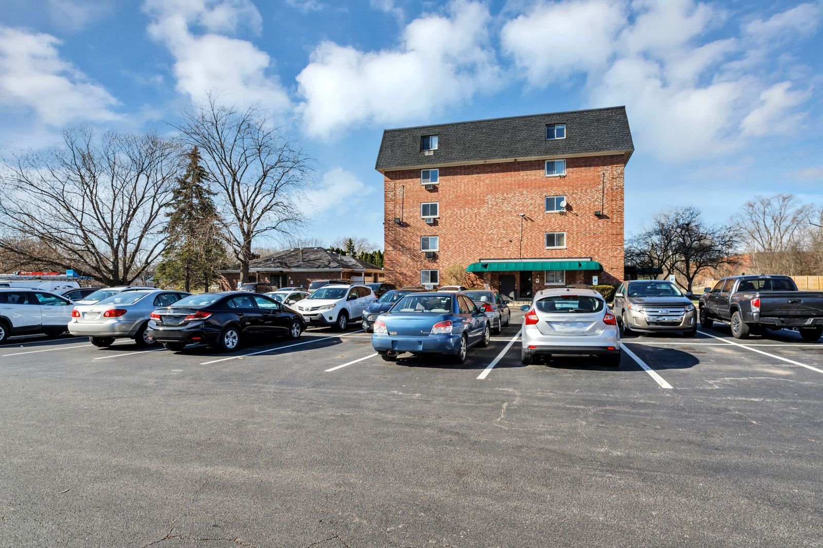 5011 VALLEY Lane #201, Streamwood, IL 60107