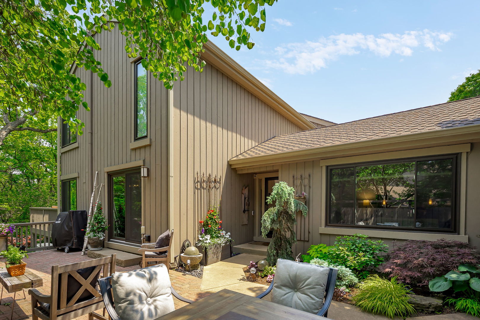 303 Bluff Court #303, Barrington, IL 60010