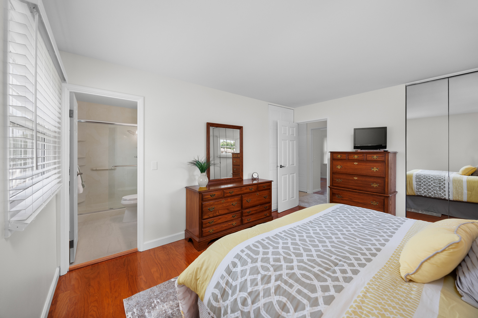 1558 Oregon Trail, Elk Grove Village, IL 60007