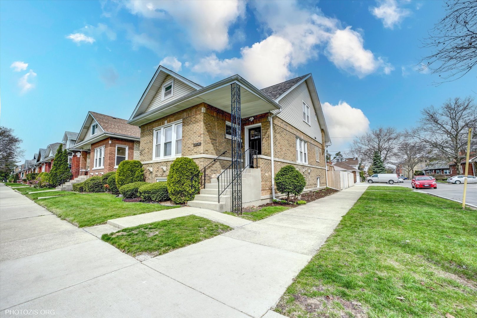 6100 W Byron Street, Chicago, IL 60634