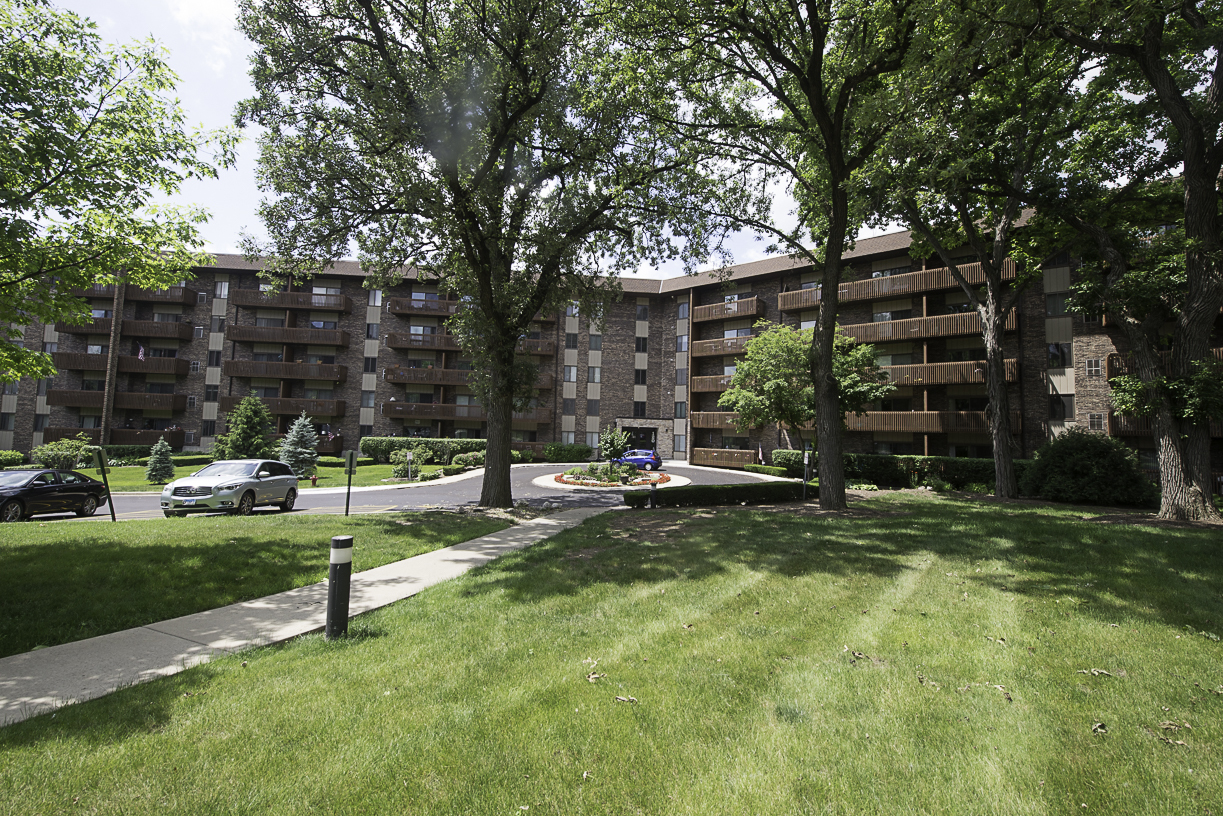 120 Lakeview Drive #105, Bloomingdale, IL 60108