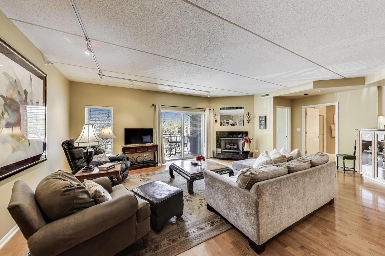425 Village Green #213, Lincolnshire, IL 60069
