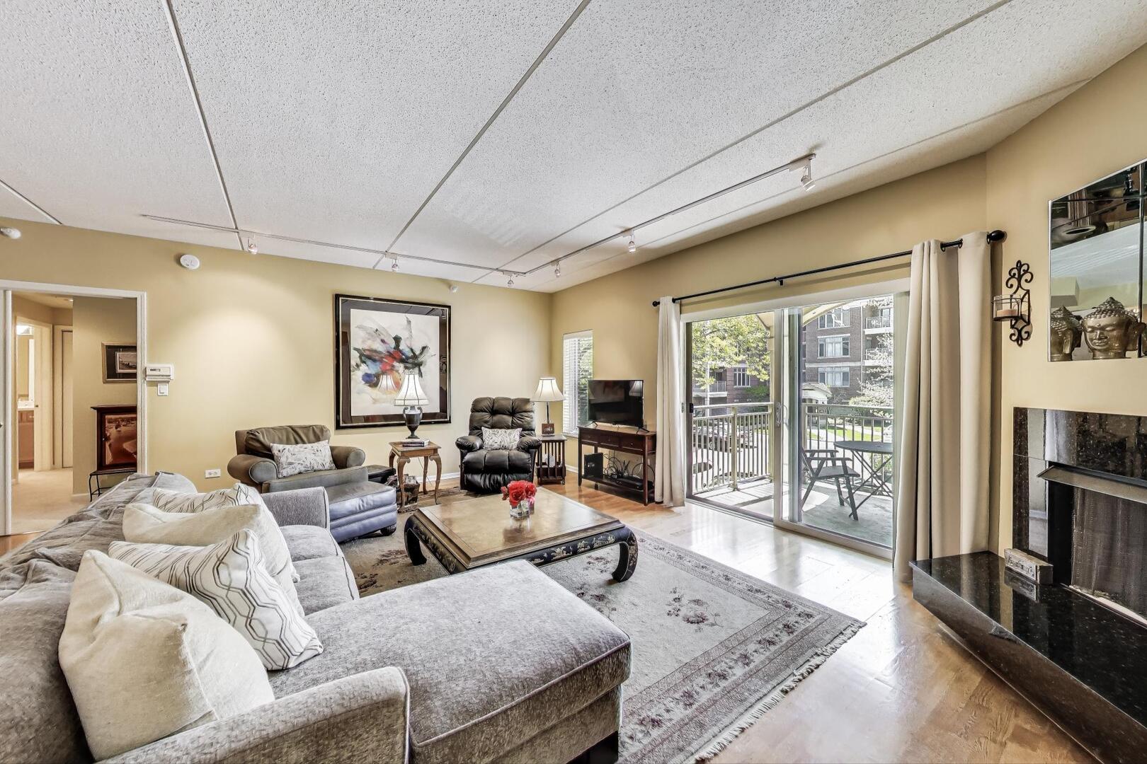 425 Village Green #213, Lincolnshire, IL 60069