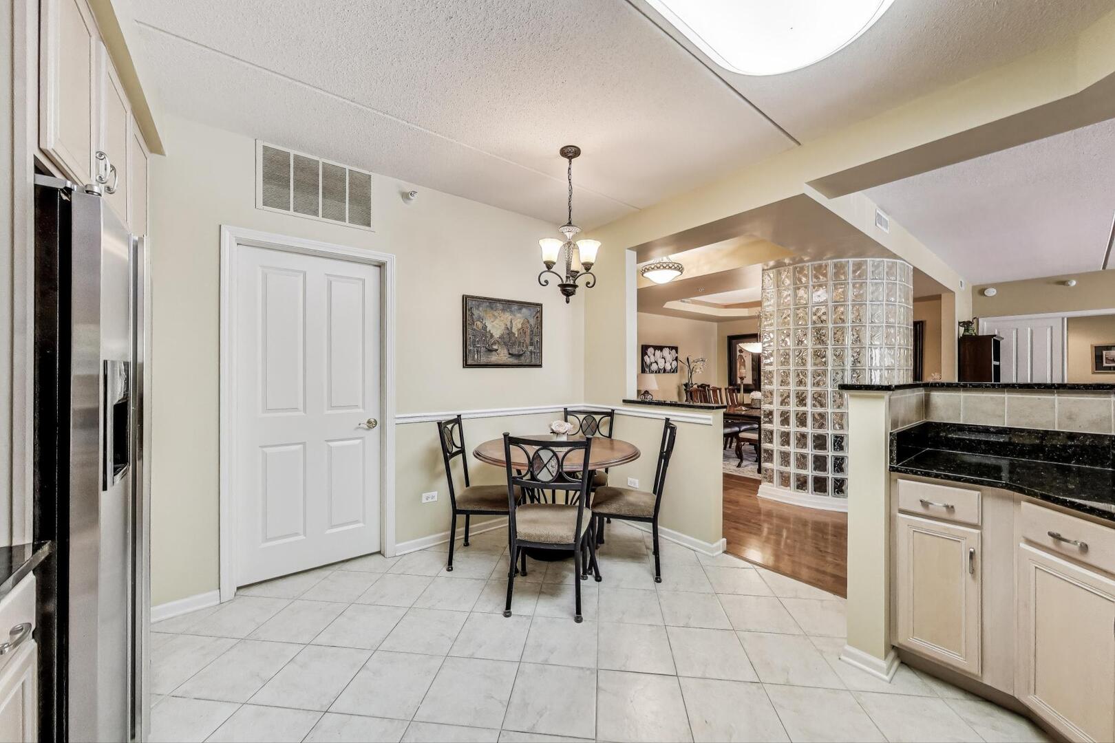 425 Village Green #213, Lincolnshire, IL 60069