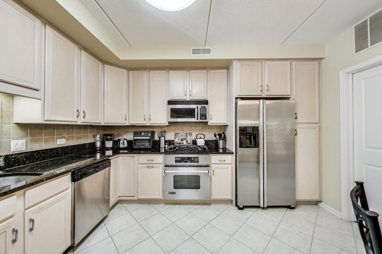 425 Village Green #213, Lincolnshire, IL 60069