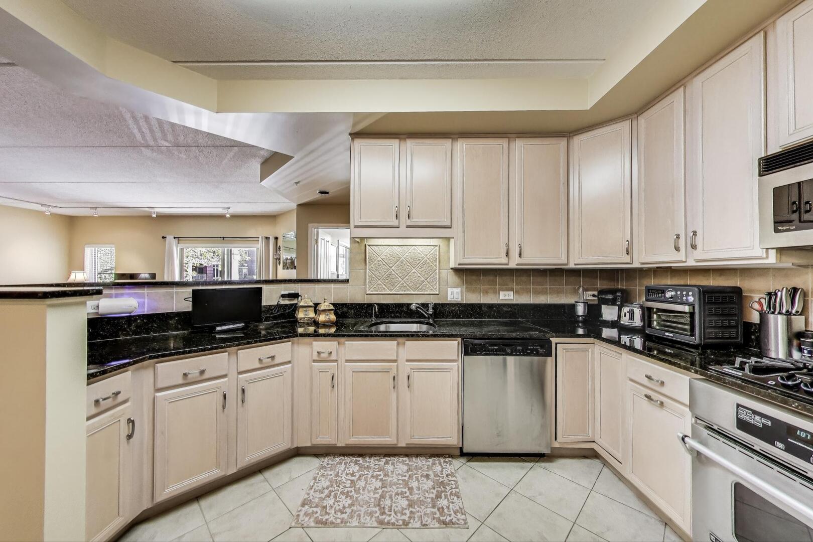 425 Village Green #213, Lincolnshire, IL 60069