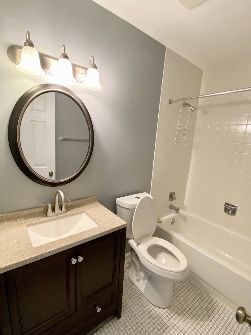 190 S Waters Edge Drive #302, Glendale Heights, IL 60139