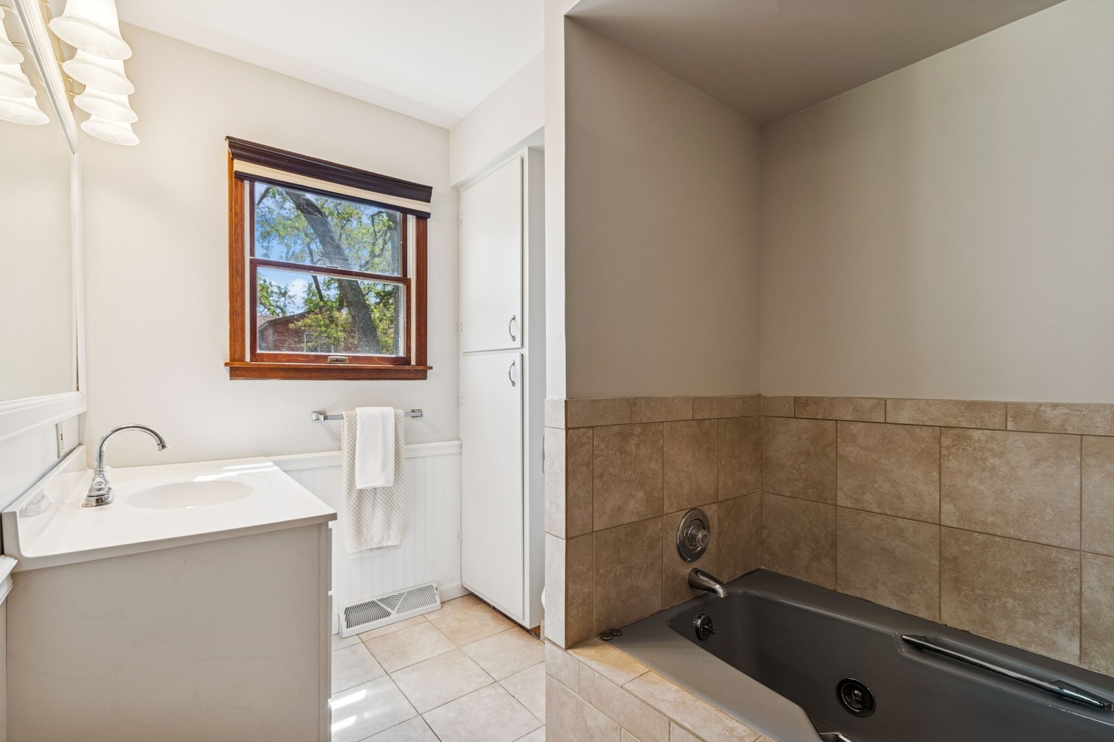 5873 Walnut Avenue, Downers Grove, IL 60516