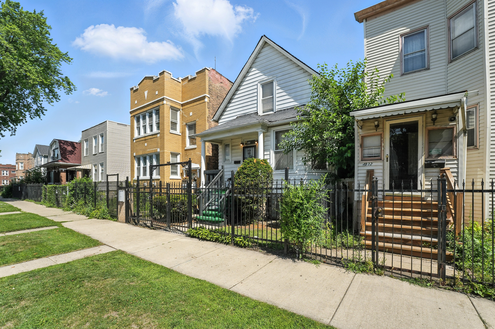 4834 W Potomac Avenue, Chicago, IL 60651