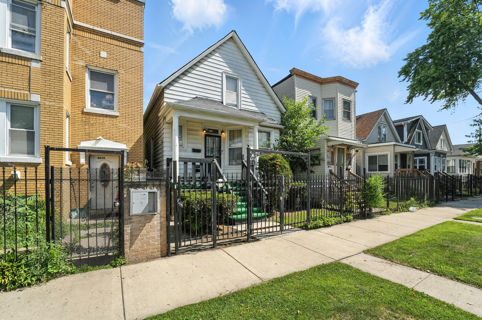 4834 W Potomac Avenue, Chicago, IL 60651