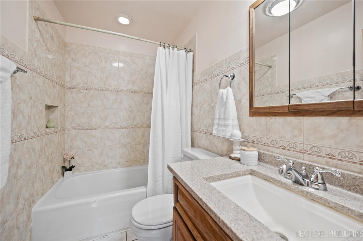 2N080 Clarendon Avenue, Lombard, IL 60148
