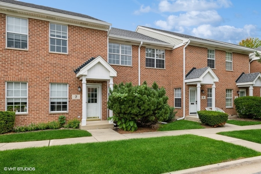7 4 Seasons Court, Elmhurst, IL 60126