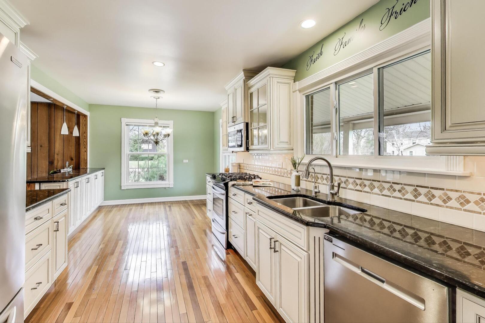 708 S Edgewood Lane, Mount Prospect, IL 60056