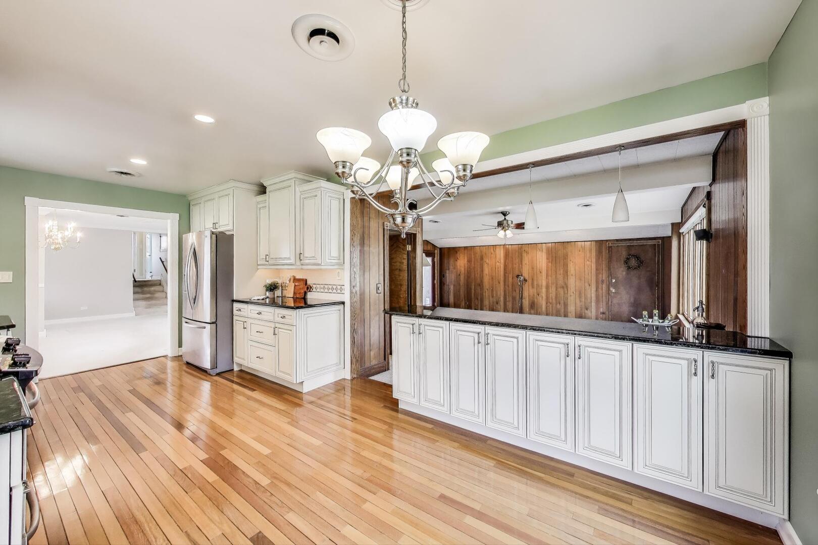 708 S Edgewood Lane, Mount Prospect, IL 60056