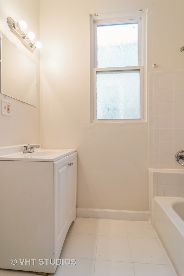 3406 W Walnut Street #1W, Chicago, IL 60624