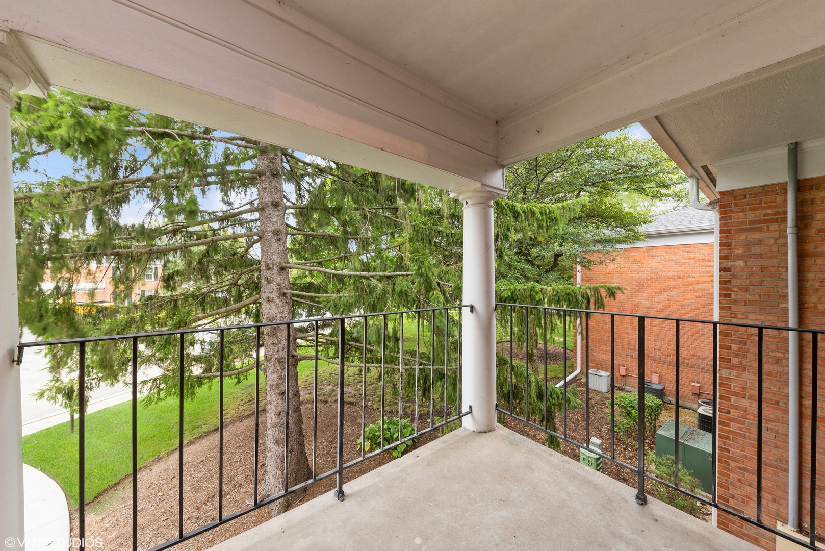 560 Shorely Drive #202, Barrington, IL 60010