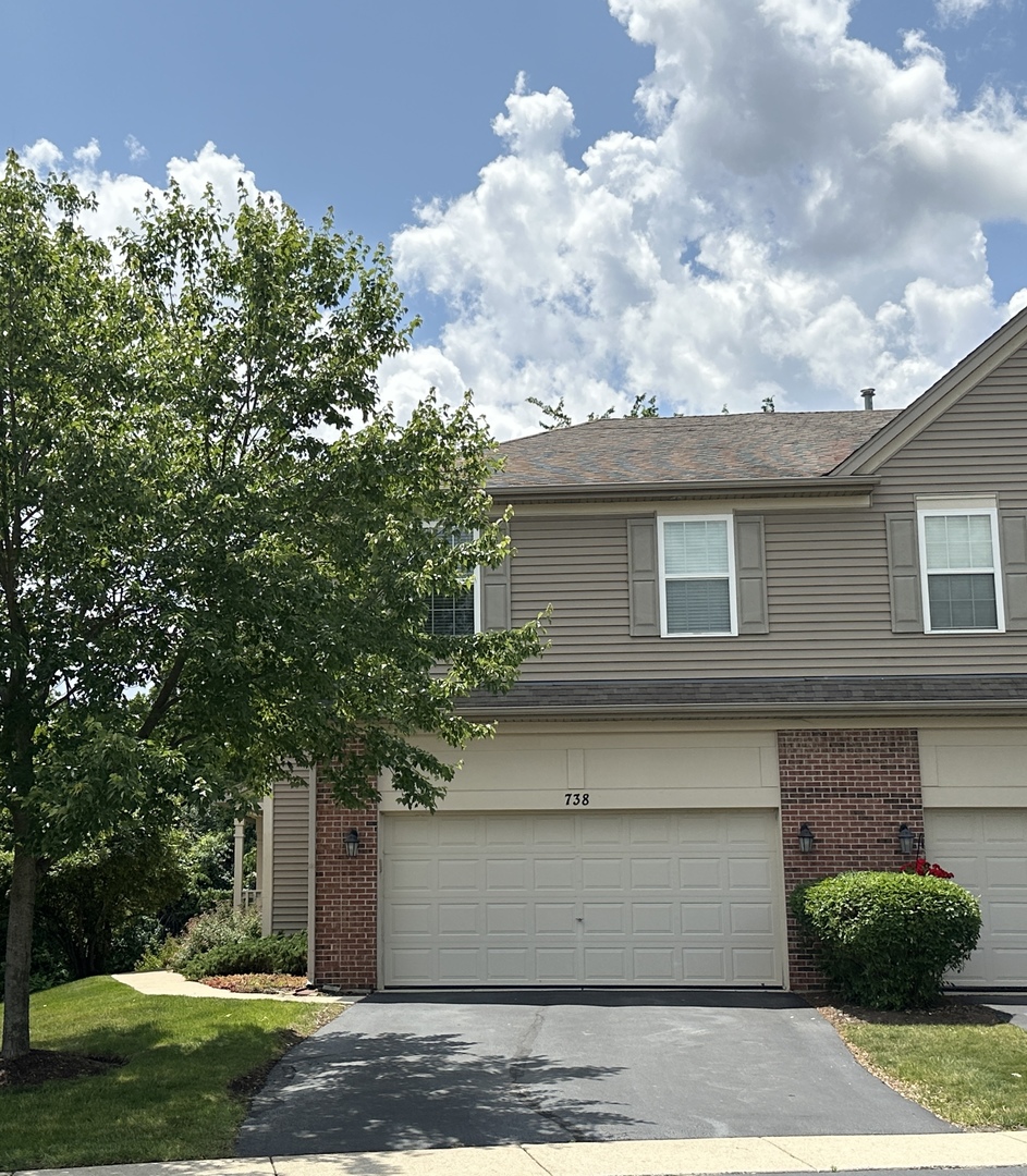 738 Oak Hollow Road, Crystal Lake, IL 60014