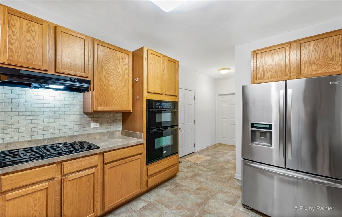738 Oak Hollow Road, Crystal Lake, IL 60014