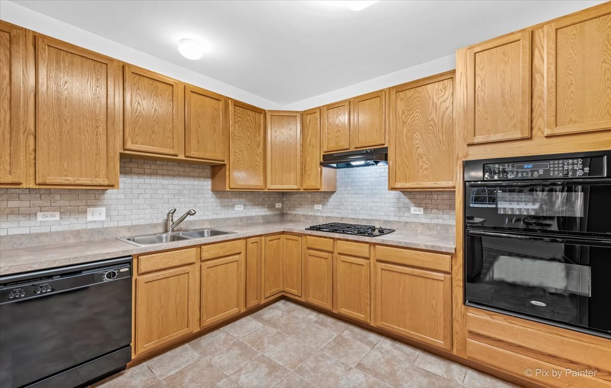 738 Oak Hollow Road, Crystal Lake, IL 60014