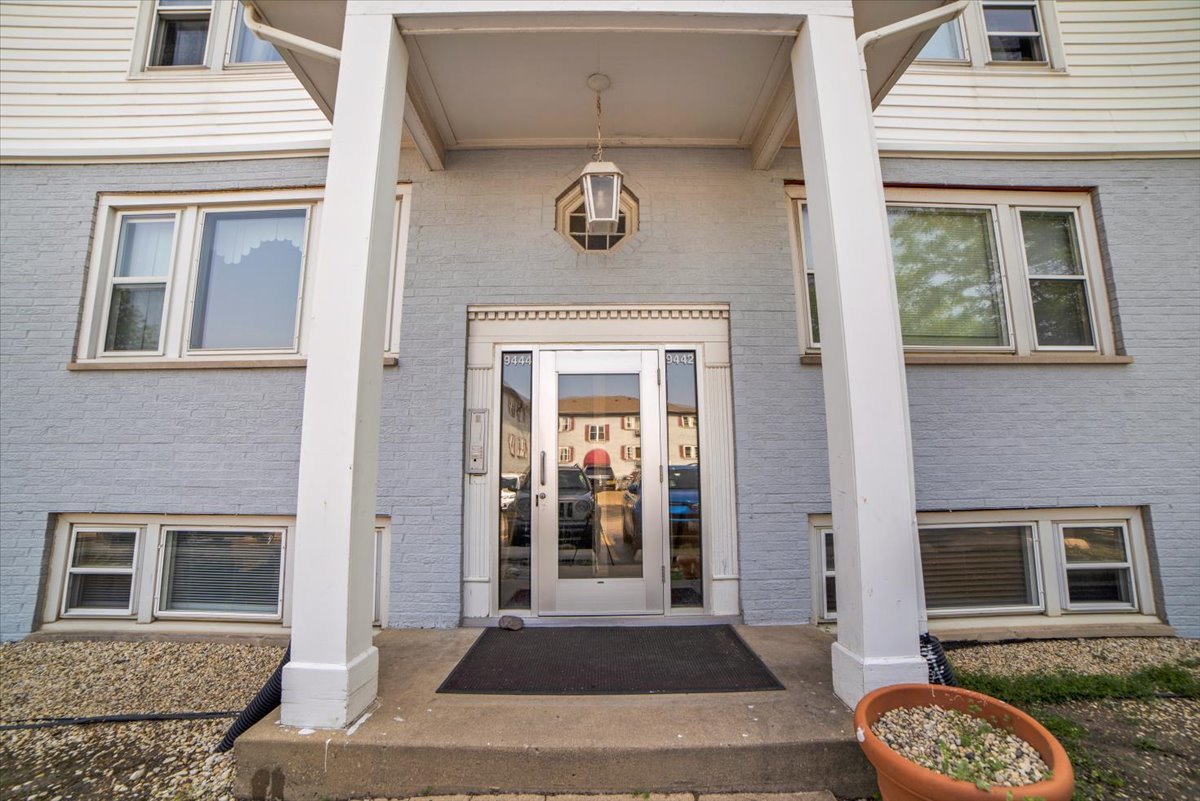 9444 Kelvin Lane #A-3211, Schiller Park, IL 60176