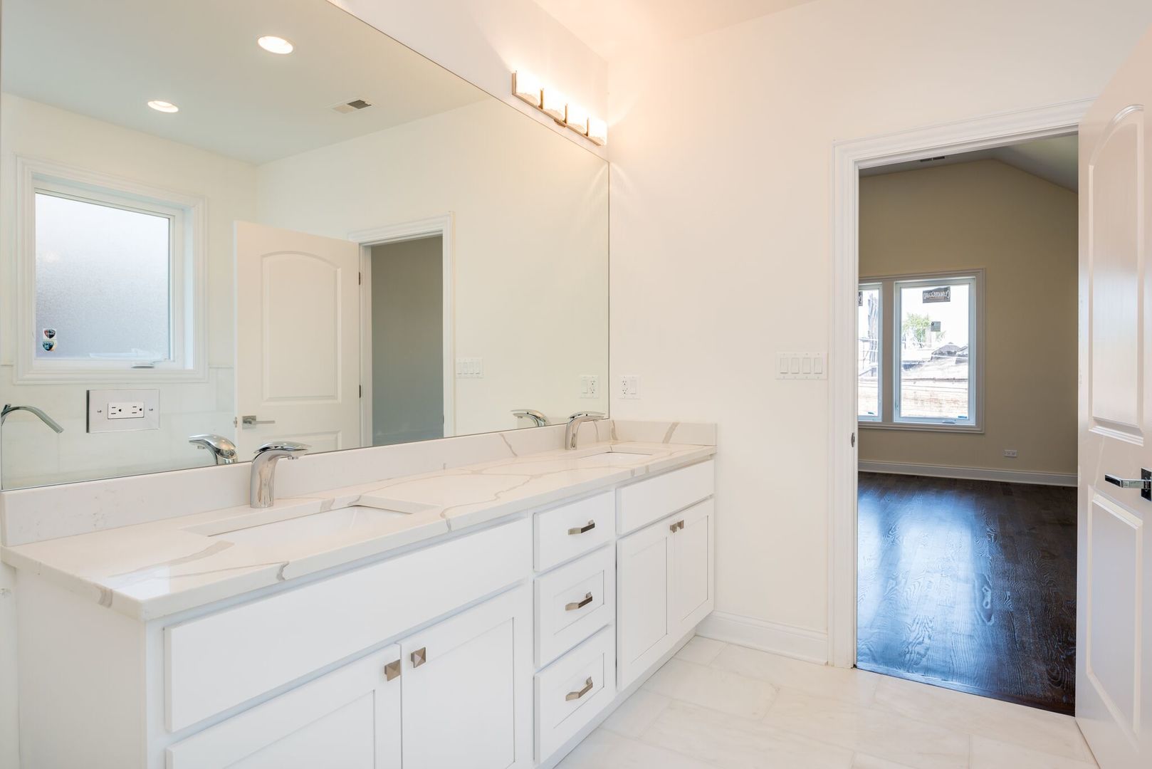 4141 N Dickinson Avenue, Chicago, IL 60641