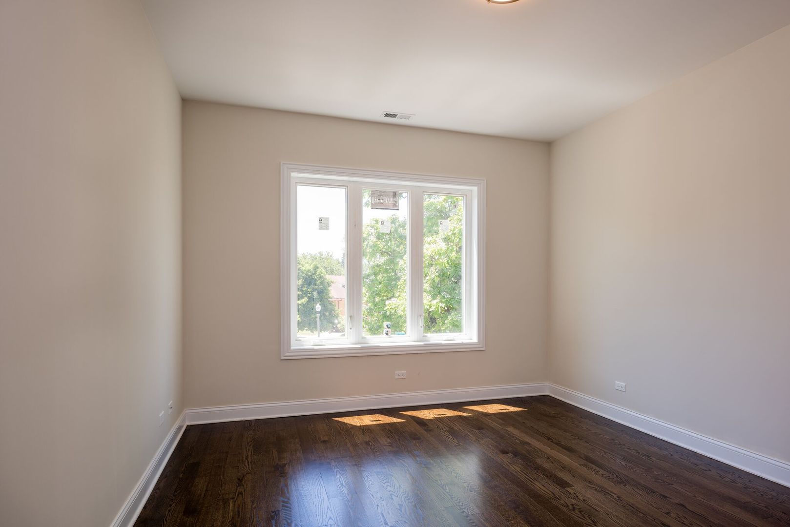4141 N Dickinson Avenue, Chicago, IL 60641