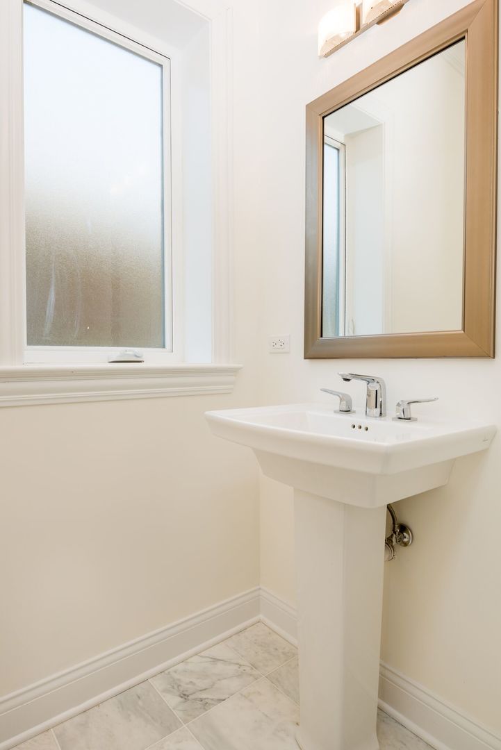4141 N Dickinson Avenue, Chicago, IL 60641