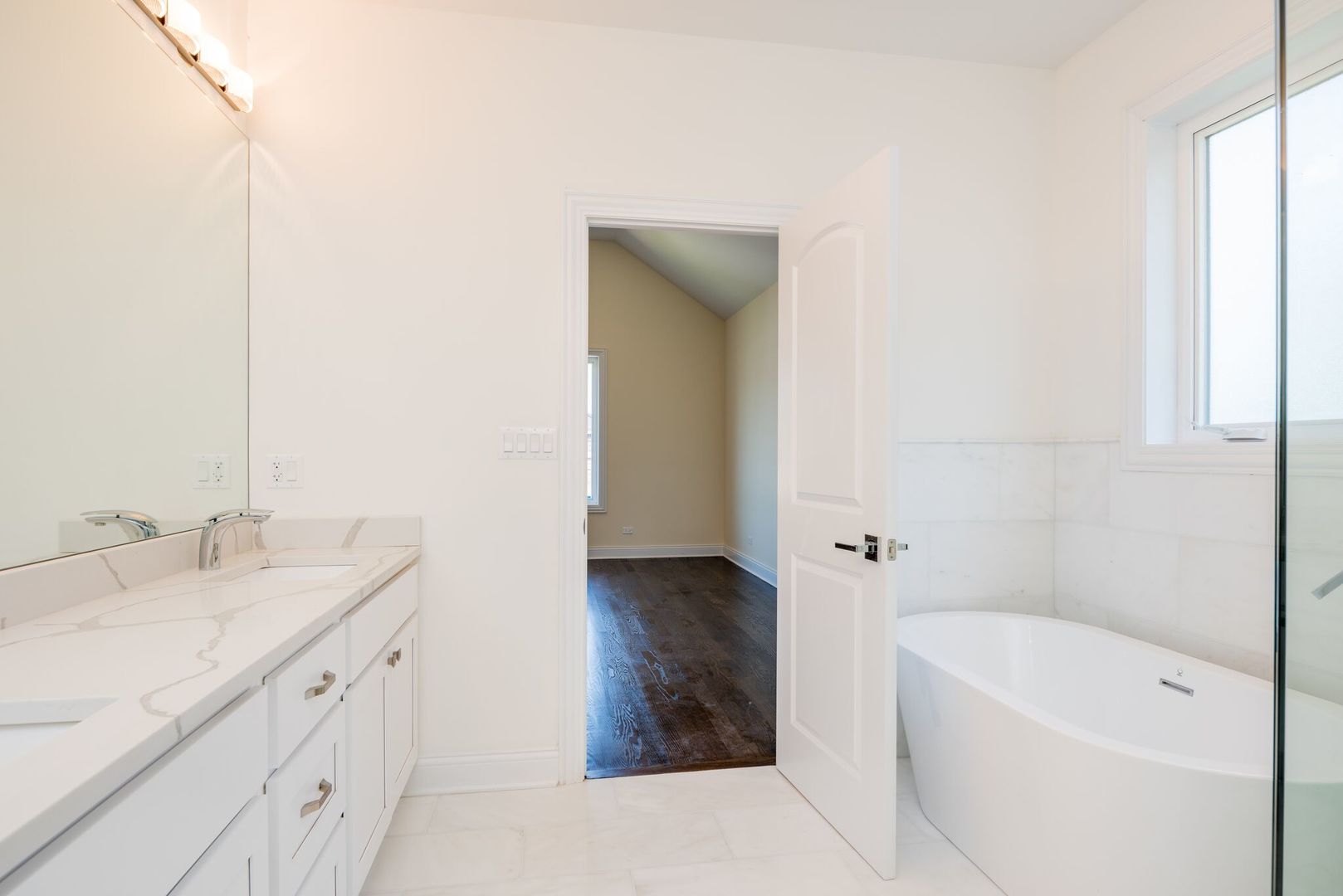4141 N Dickinson Avenue, Chicago, IL 60641