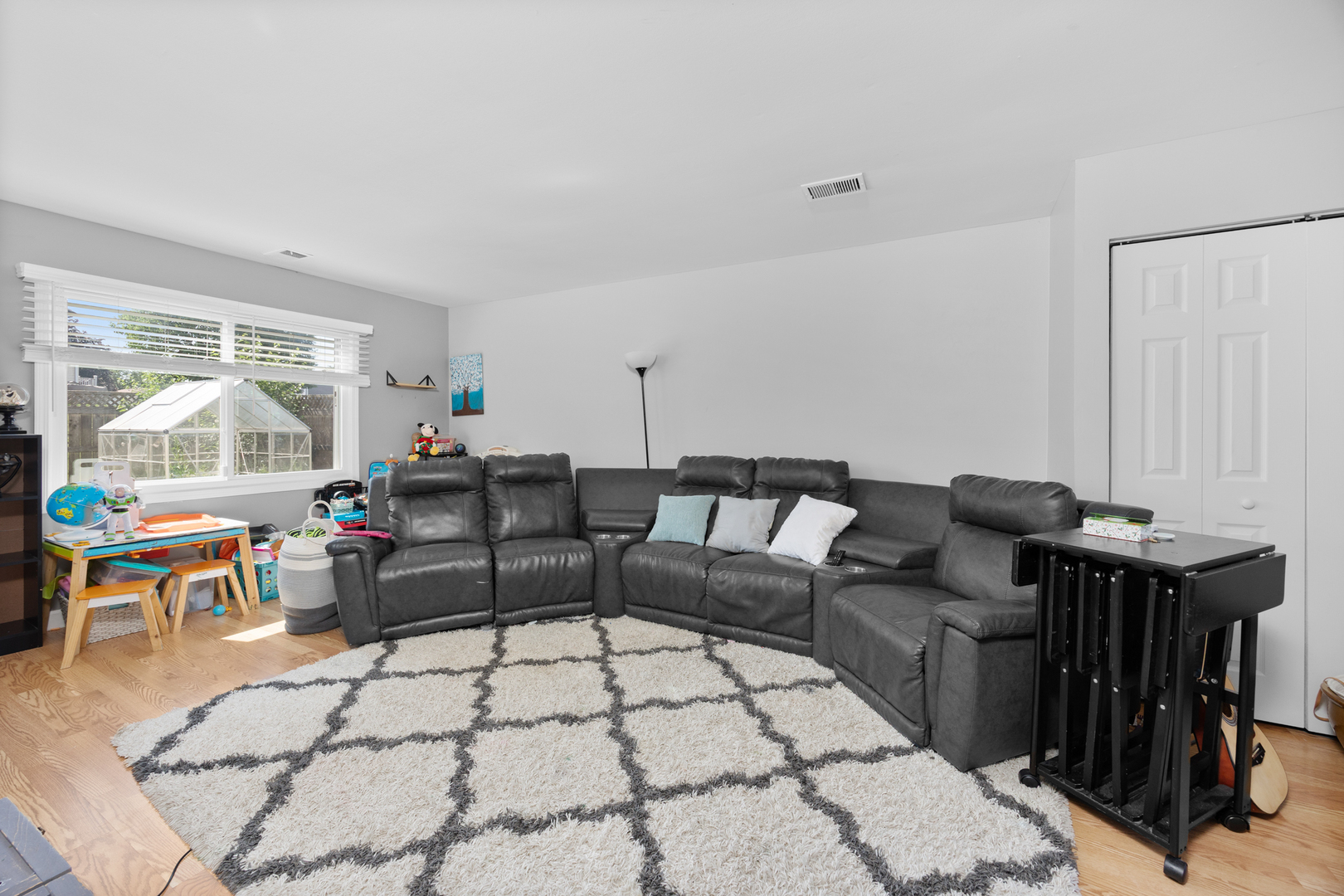 1100 Singleton Drive, Roselle, IL 60172
