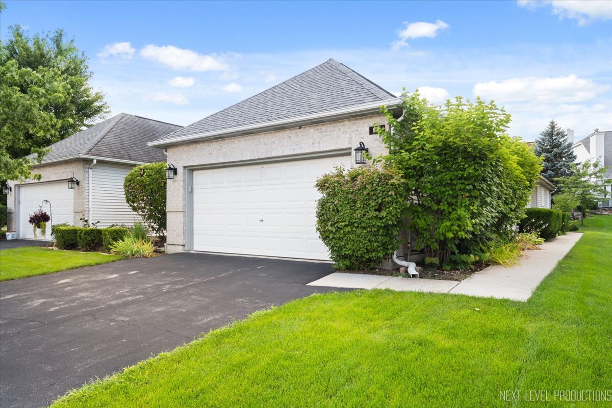 805 Thornwood Drive, St. Charles, IL 60174