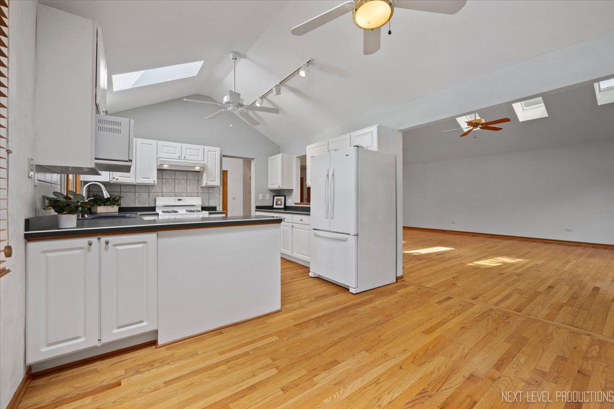 805 Thornwood Drive, St. Charles, IL 60174