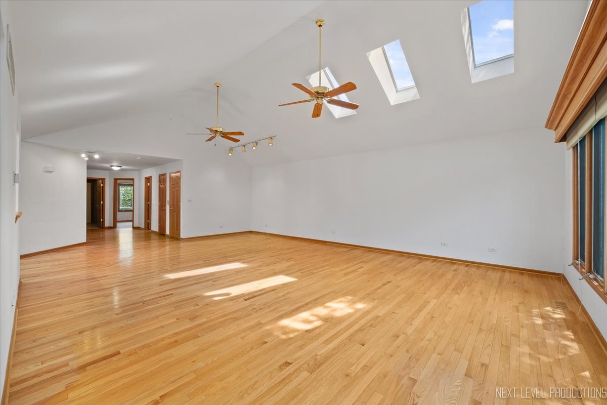 805 Thornwood Drive, St. Charles, IL 60174