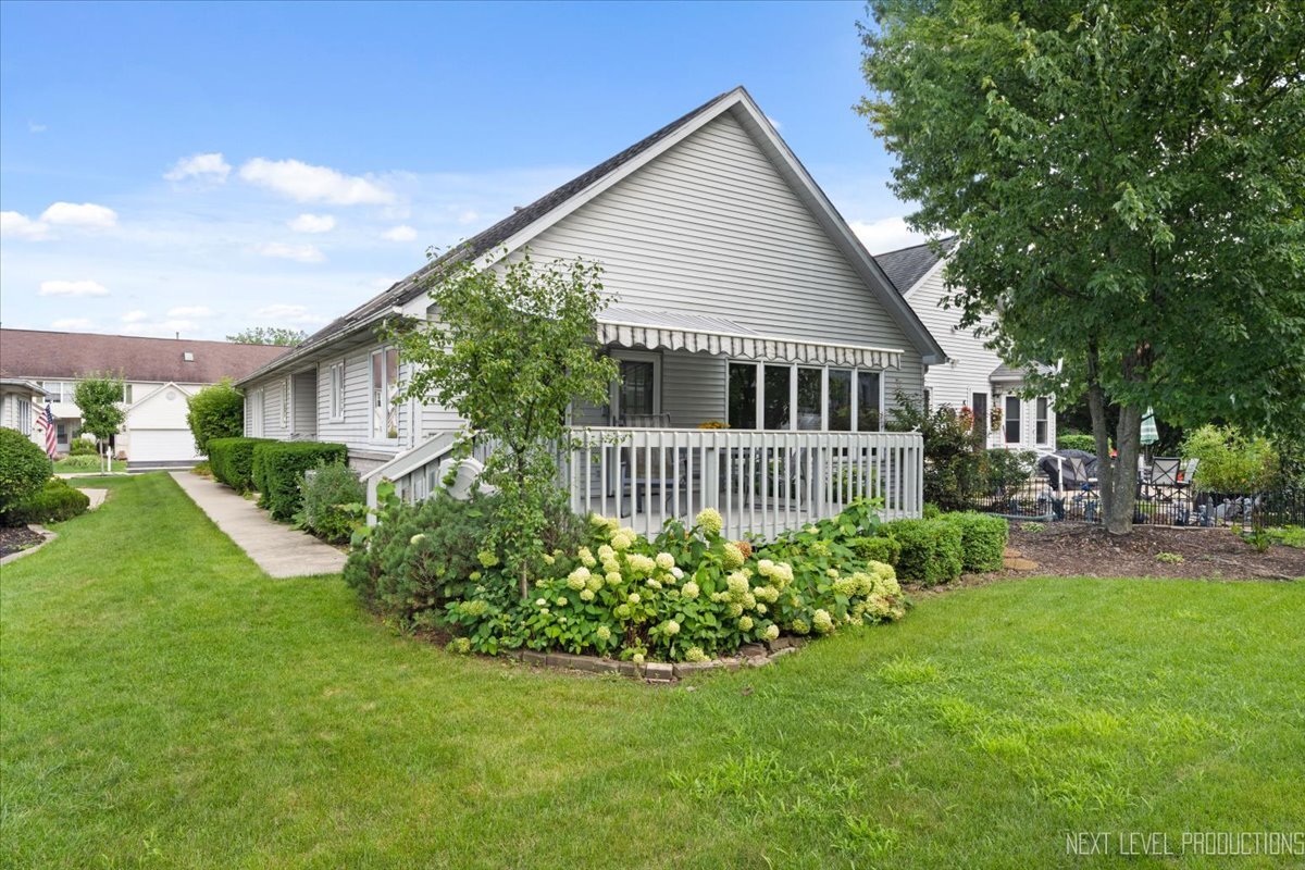 805 Thornwood Drive, St. Charles, IL 60174
