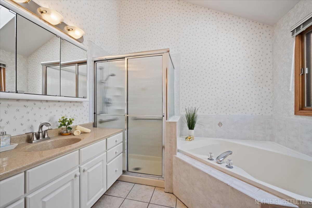 805 Thornwood Drive, St. Charles, IL 60174