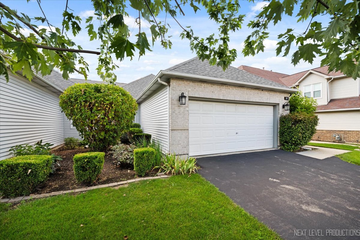 805 Thornwood Drive, St. Charles, IL 60174