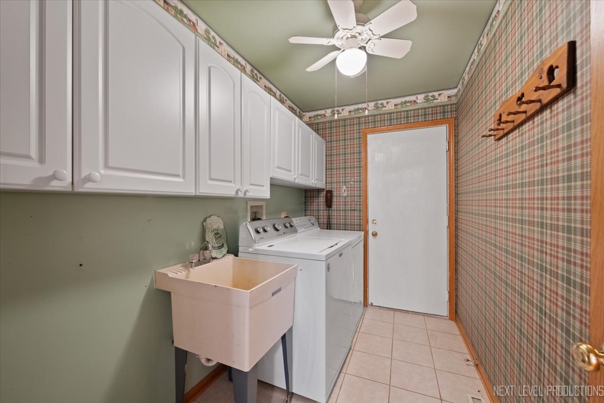 805 Thornwood Drive, St. Charles, IL 60174