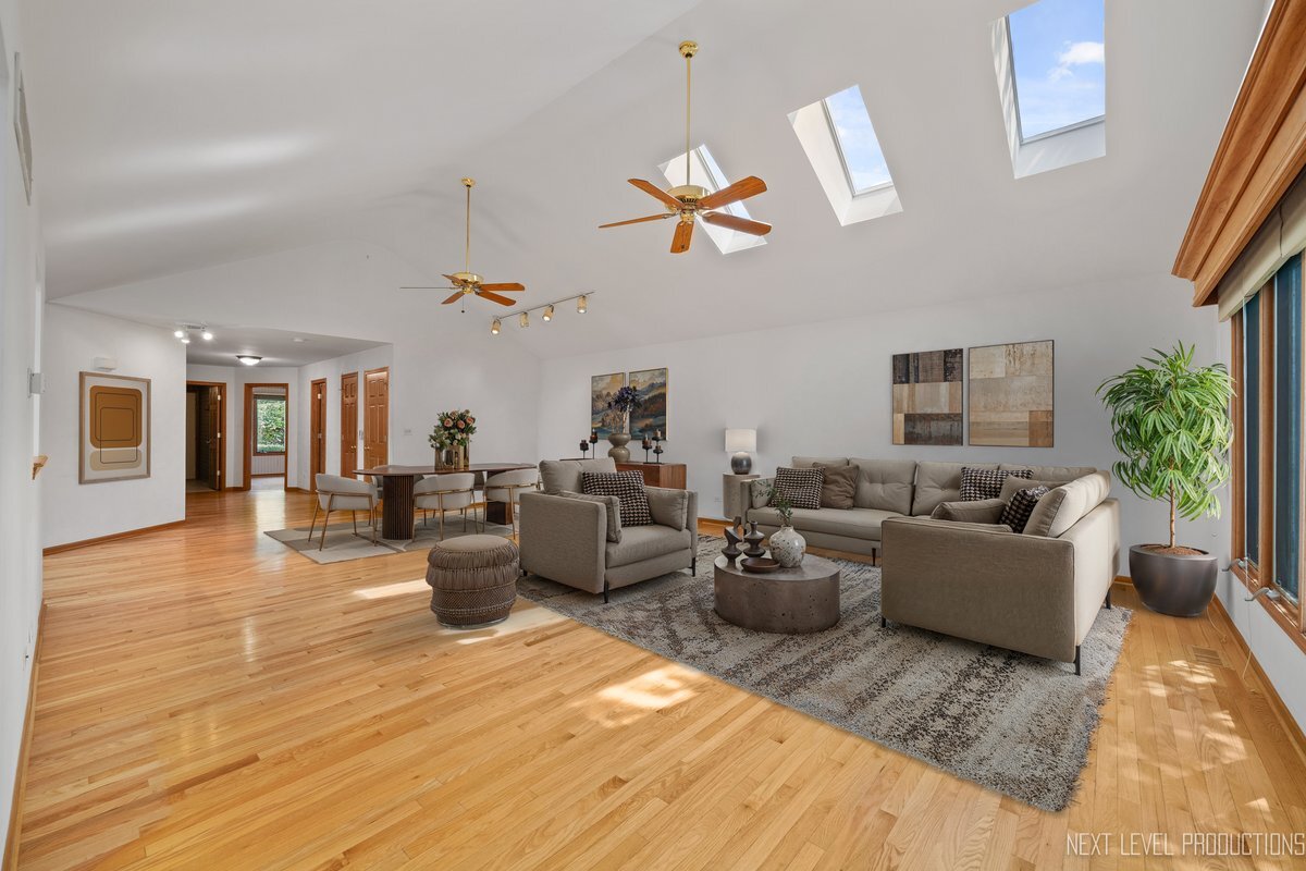 805 Thornwood Drive, St. Charles, IL 60174