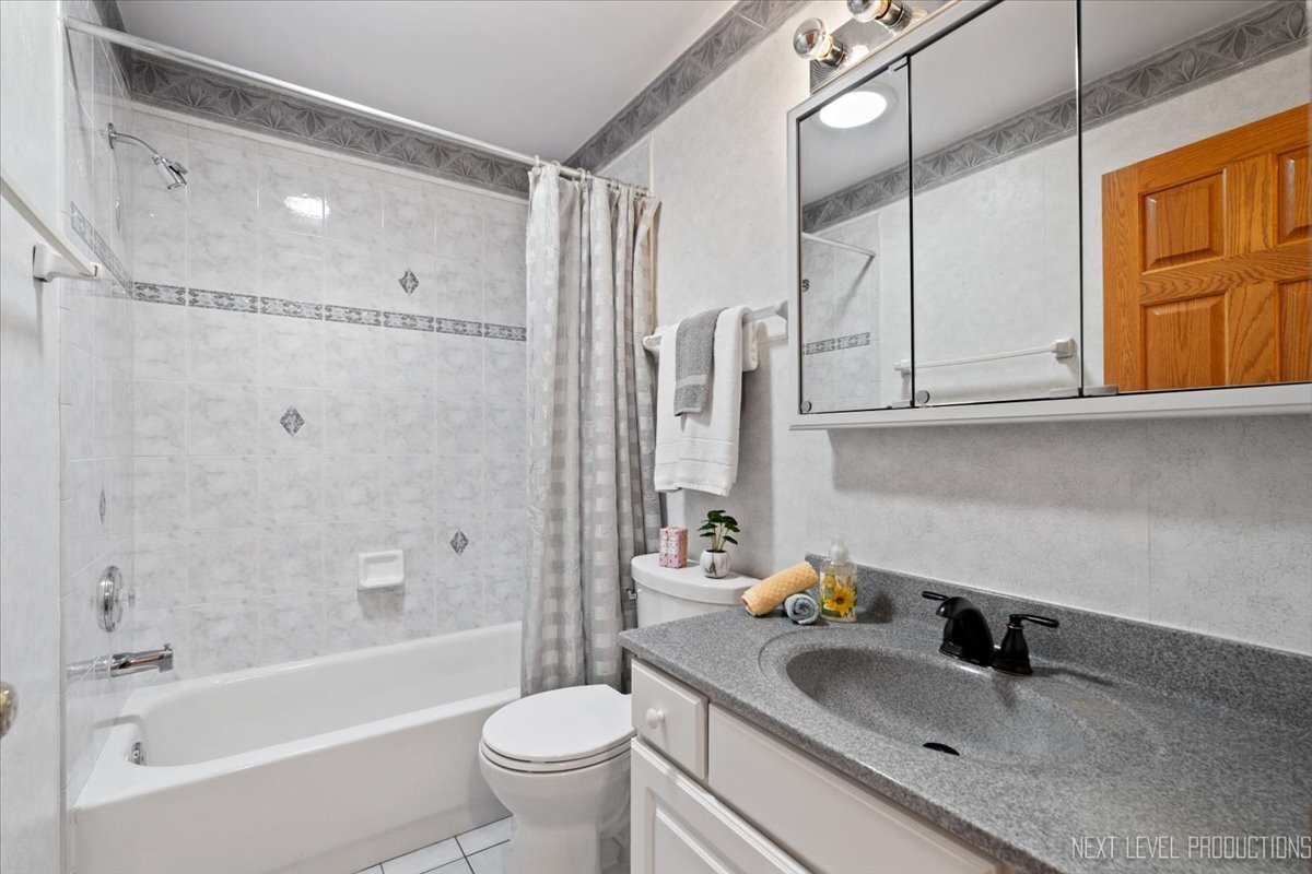 805 Thornwood Drive, St. Charles, IL 60174