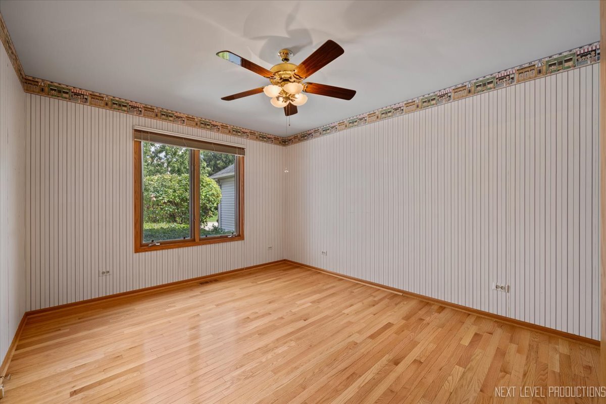 805 Thornwood Drive, St. Charles, IL 60174