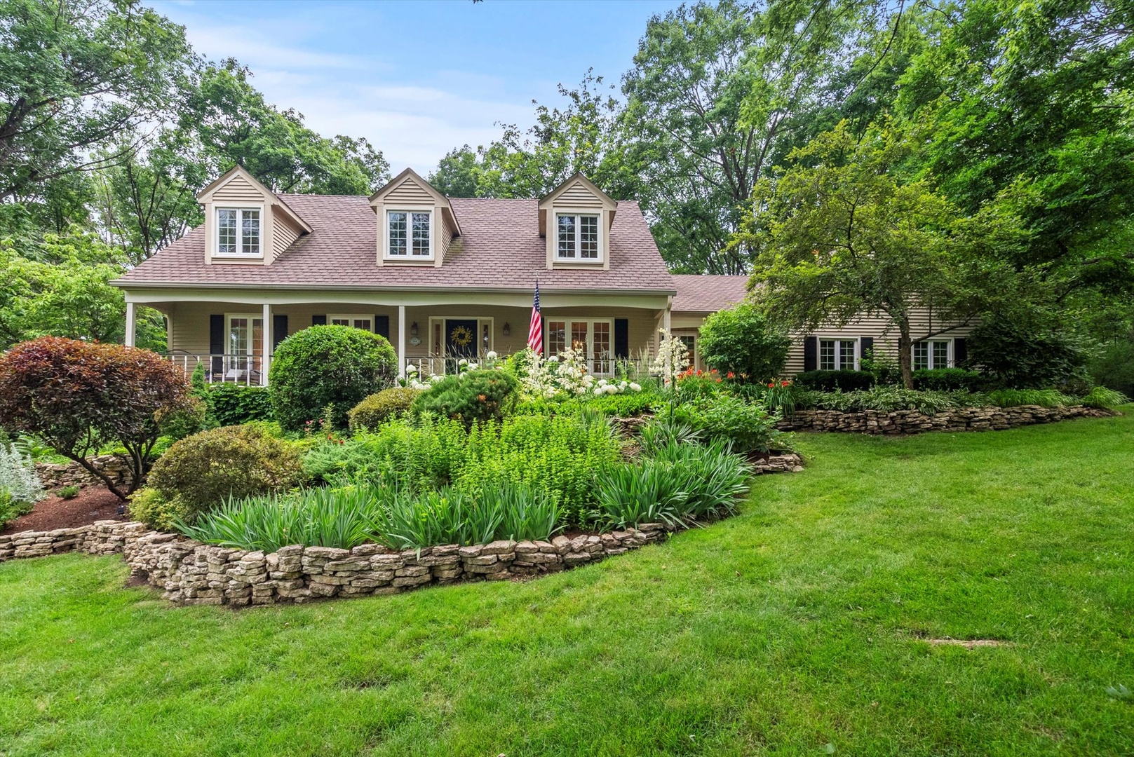 124 Hidden Oaks Drive, Barrington, IL 60010