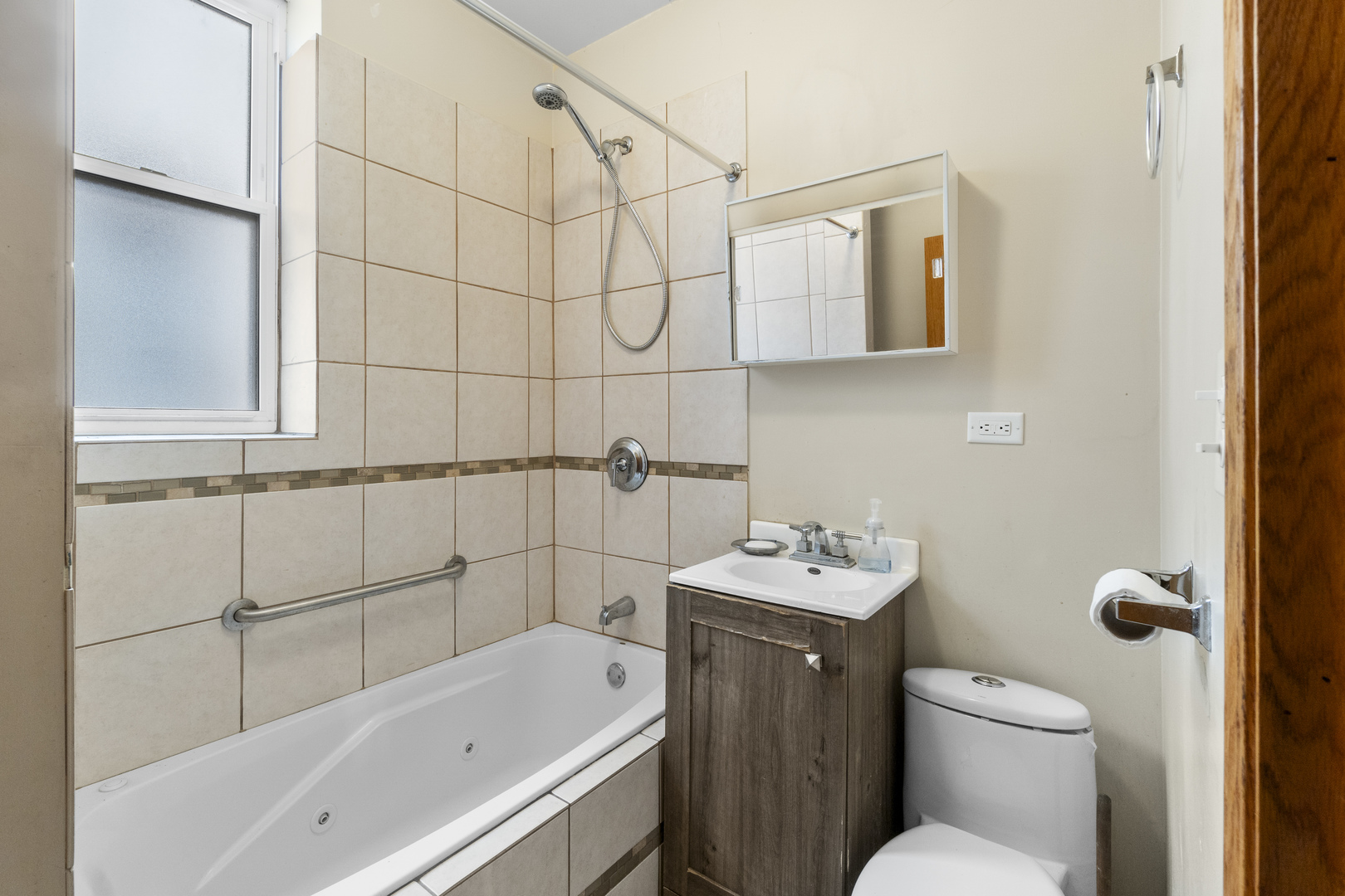 7223 N Damen Avenue, Chicago, IL 60645