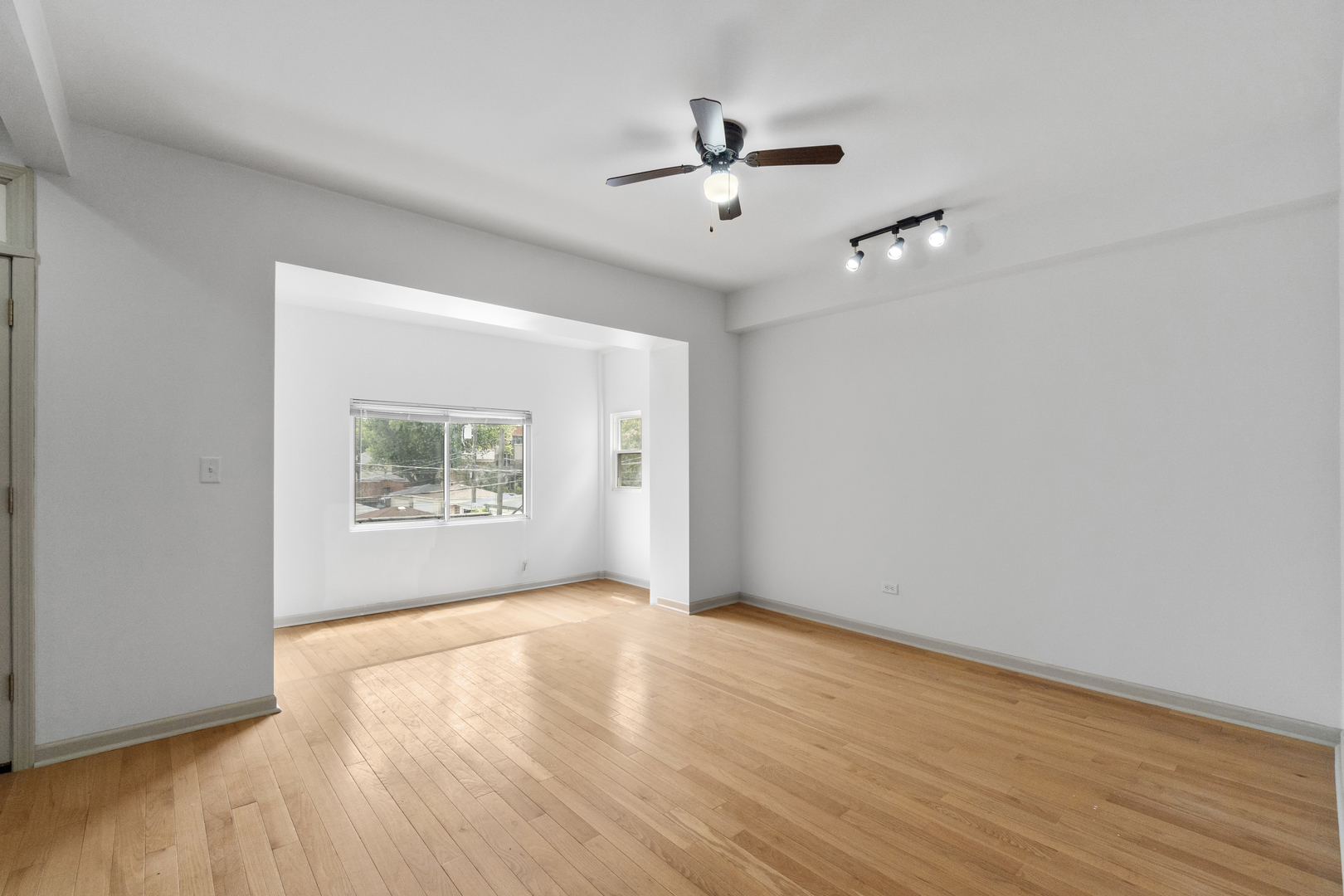 7223 N Damen Avenue, Chicago, IL 60645