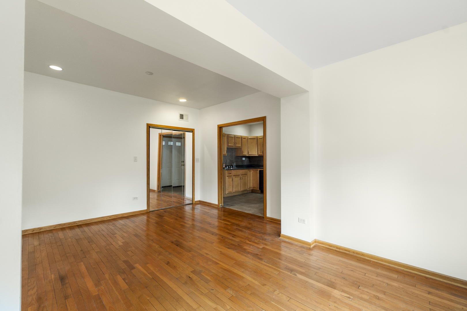 7223 N Damen Avenue, Chicago, IL 60645
