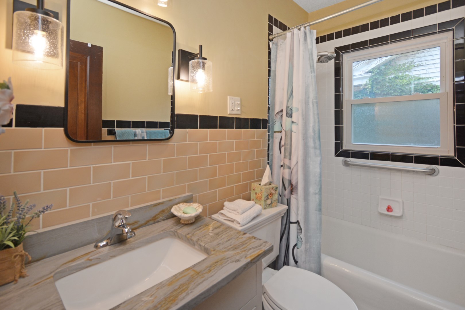 9 Harwood Place, Bloomington, IL 61701